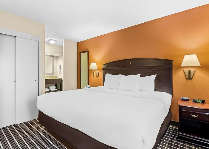 Comfort Inn & Suites Somerset - New Brunswick