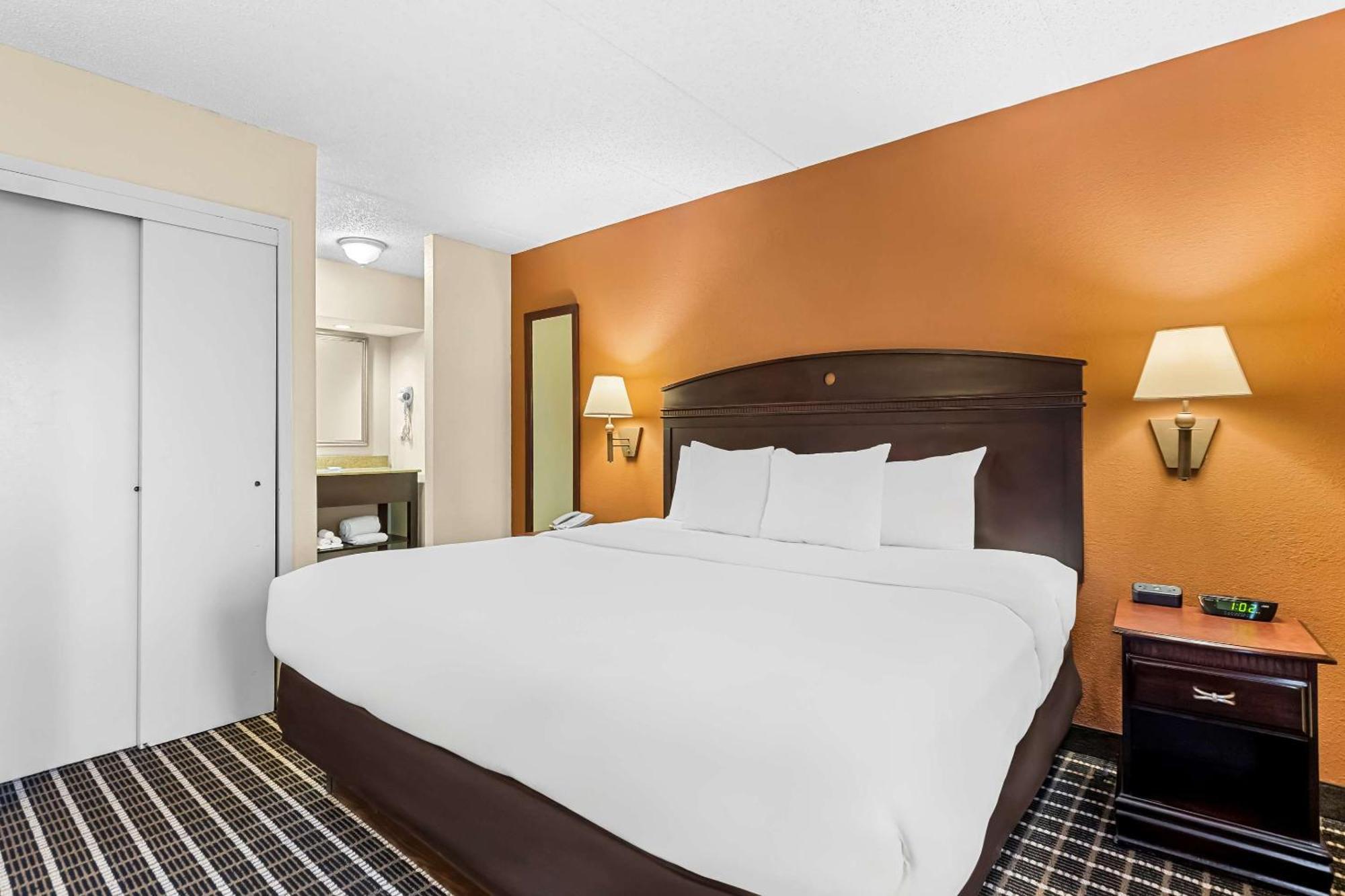 Hotel Comfort & - New Brunswick 3*